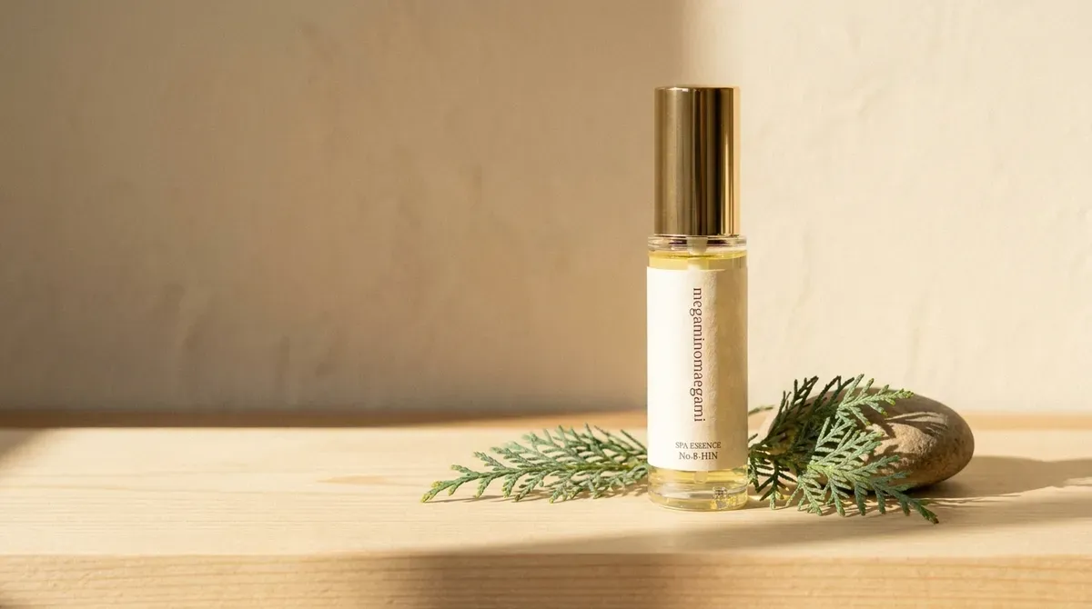 木の台に置かれた薬用スパエッセンス No.8-HINOKI のボトル